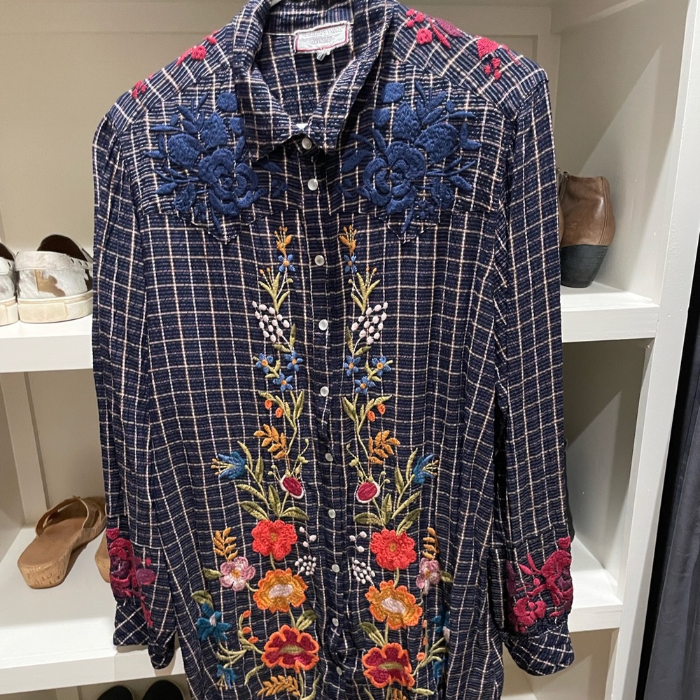 Johnny Was navy blue top with beautiful embroidery. Size xl.